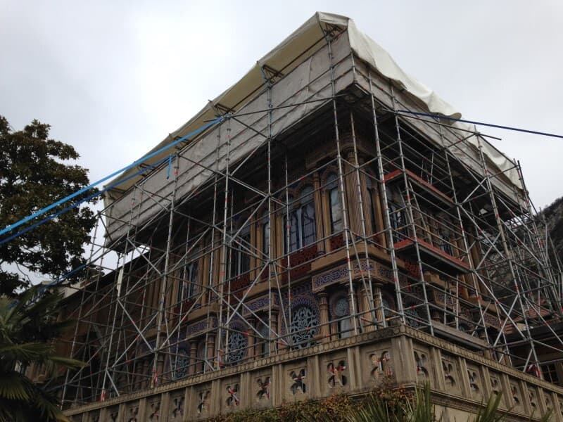 Échafaudage monté jusqu'à l'avant-toit d'une villa pour les travaux de couverture