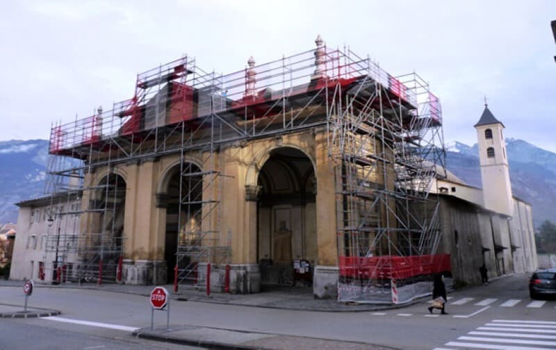 Échafaudage de restauration monté sur la façade d'une cathédrale