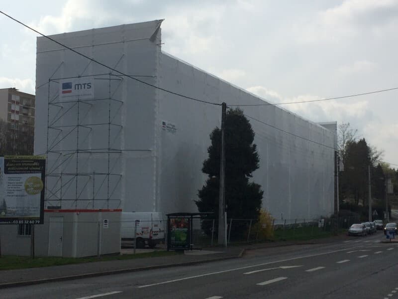 Bâtiment entièrement confiné sous bâche pour un chantier de désamiantage